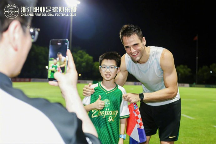 浙江队训练开放日，今晚队长鼓劲引欢呼，亚冠在即，资深球员宣示担当(中超浙江队今天最新消息)-开云入口